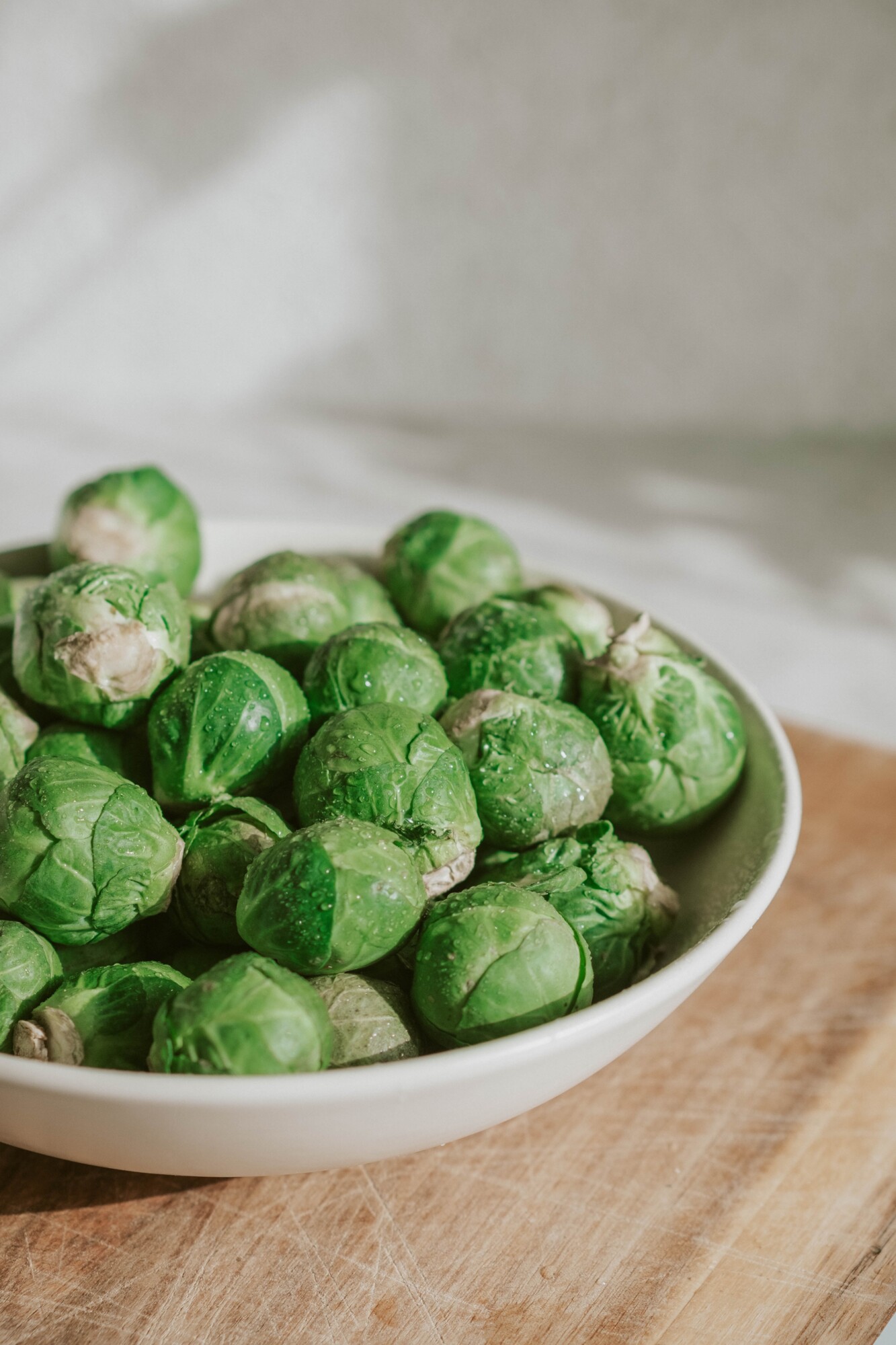 Looking for a quick and delicious veggie side dish that will have your taste buds dancing with delight? Look no further than this irresistible caramelized Brussels sprouts recipe with brown sugar and bacon.